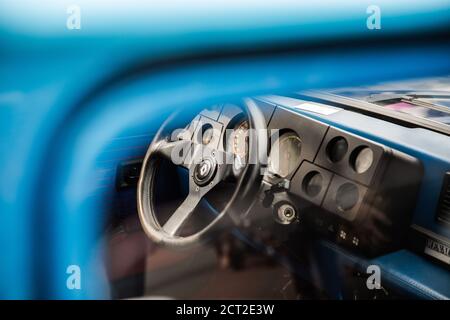 Blick durch das Fenster eines Renault 5 GT Turbo Am Bicester Heritage Sunday Scramble Stockfoto