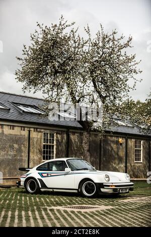 Ein Porsche 911 (930) Turbo Martini Championship Edition auf dem Bicester Heritage Sunday Scramble. Stockfoto