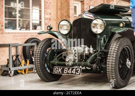 Ein 1931 Bentley 4 1/2 Supercharged Boat Tail (Die grüne Hornisse) Wird in einer Garage im Bicester Heritage bearbeitet Sunday Scramble Stockfoto