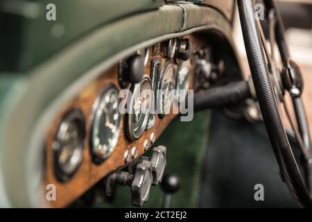 Das Armaturenbrett und das Lenkrad eines Bentley 4 1/2 Liter-Kompressorwagens mit Boat Tail Vintage aus dem Jahr 1931 beim Bicester Heritage Sunday Scramble. Stockfoto