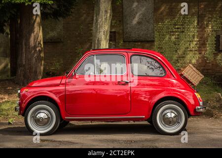 Ein roter fiat 500 beim Bicester Heritage Sunday Scramble Stockfoto