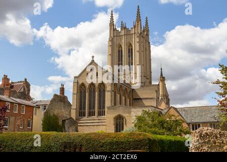 St Edmundsbury Cathedral aus der Sicht von Abbey Gardens, Bury St Edmunds, Suffolk, UK. Stockfoto