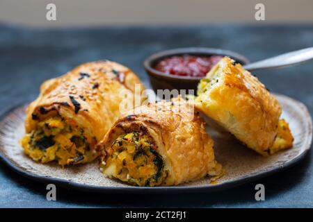 Vegetarische Butternut-Kürbisbrötchen mit Tomatenchutney Stockfoto