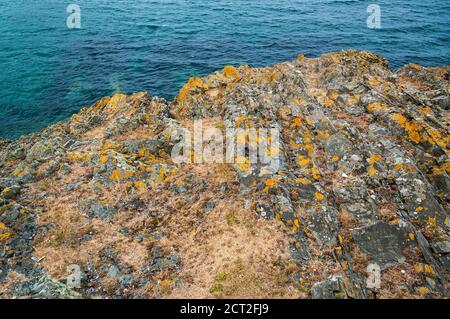 Barnacle-bedeckte Felsen und kleine Felsenpools in Peel, Isle of man Stockfoto