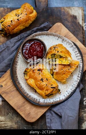 Vegetarische Butternut-Kürbisbrötchen mit Tomatenchutney Stockfoto