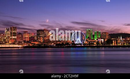 Die Skyline von Montreal spiegelt sich in der Abenddämmerung im St. Lawrence River wider Stockfoto