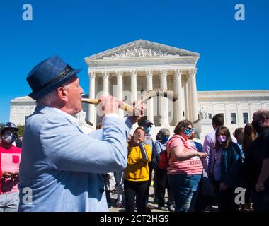 Washington DC, September 20 2020 USA: Ein Mann spielt am Obersten Gerichtshof der USA seinen Shofar als Tribut an die verstorbene frühere Oberste Richterin Ruth Bader Ginsburg. Ein überwältigender Blumenduft erfüllt die Luft im Gebäude des Obersten Gerichtshofs in Washington DC, wo Tausende von Blumen, Kerzen, Papierschilder und Menschen sich versammeln, um der am Freitag, dem 18. September 2020 verstorbenen Richterin des Obersten Gerichtshofs Ruth Bader Ginsburg (RGB) Tribut zu zollen. Patsy Lynch/MediaPunch Quelle: MediaPunch Inc/Alamy Live News Stockfoto