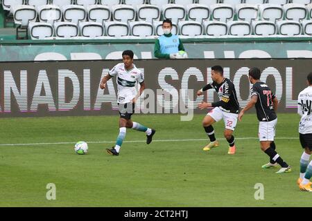 Curitiba, Paran'', Brasilien. September 2020. PR - BRASILEIRAO/CORITIBA X VASCO - ESPORTES - Gabriel do Coritiba em lance com Yago Pikachu do Vasco durante partida do Campeonato Brasileiro 2020 no Estadio Couto Pereira, em Curitiba, neste domingo (20). Foto: Geraldo Bubniak/AGB Credit: Geraldo Bubniak/ZUMA Wire/Alamy Live News Stockfoto