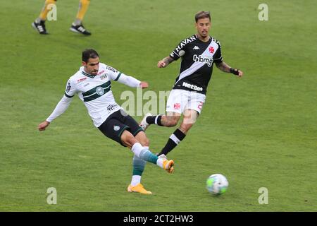 Curitiba, Paran'', Brasilien. September 2020. PR - BRASILEIRAO/CORITIBA X VASCO - ESPORTES - Thiago Lopes do Coritiba em lance com Marcos Junior do Vasco durante partida do Campeonato Brasileiro 2020 no Estadio Couto Pereira, em Curitiba, neste domingo (20). Foto: Geraldo Bubniak/AGB Credit: Geraldo Bubniak/ZUMA Wire/Alamy Live News Stockfoto