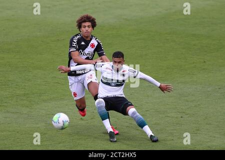 Curitiba, Paran'', Brasilien. September 2020. PR - BRASILEIRAO/CORITIBA X VASCO - ESPORTES - Yan Sasse do Coritiba em lance com Neto Borges do Vasco durante partida do Campeonato Brasileiro 2020 no Estadio Couto Pereira, em Curitiba, neste domingo (20). Foto: Geraldo Bubniak/AGB Credit: Geraldo Bubniak/ZUMA Wire/Alamy Live News Stockfoto