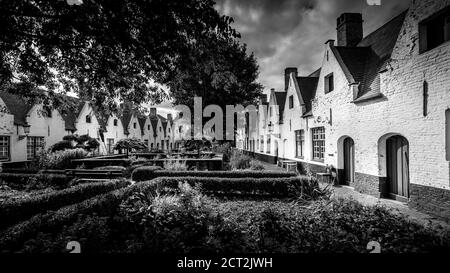 Schwarz-Weiß-Foto der 'Fürstlichen Beginenlage zehn Wijngaarde' Mit seinen weißen Hausfronten und ruhigen Klostergarten gegründet Im Jahr 1245 Stockfoto