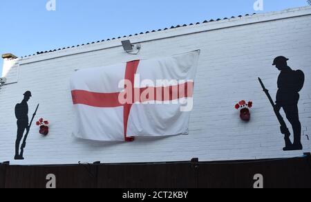 Ein Denkmal für die Gefallenen des Ersten Weltkriegs im Swan Hotel, Fenny Stratford, Milton Keynes. Stockfoto