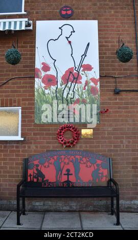 Ein Denkmal für die Gefallenen des Ersten Weltkriegs im Swan Hotel, Fenny Stratford, Milton Keynes. Stockfoto