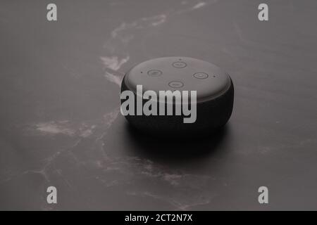 LONDON, VEREINIGTES KÖNIGREICH - SEPTEMBER 20 2020: Nahaufnahme eines Amazon Echo Dot, dem virtuellen Assistenzlautsprecher, mit einem modernen Marmorstein Hintergrund. Stockfoto