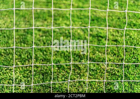 Weiß Fußball Tor Netz auf Gras Hintergrund. Stockfoto