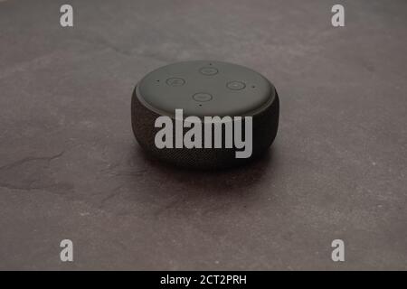 LONDON, GROSSBRITANNIEN - SEPTEMBER 20 2020: Nahaufnahme eines Amazon Echo Dot, des virtuellen Assistenzsprechers, mit einem modernen Schieferhintergrund. Stockfoto