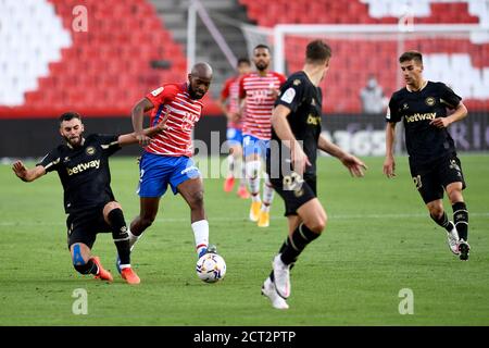 Granada CF Spieler Dimitri Foulquier und Deportivo Alaves Spieler Luis Rioja in Aktion während des La Liga Spiels zwischen Granada CF und Deportivo Alaves im Nuevo los Carmenes Stadion.(Endstand; Granada CF 2:1 deportivo alaves) Stockfoto