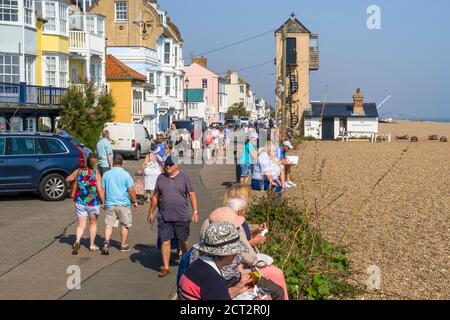 Die Küste und South Lookout in Aldeburgh, Suffolk, England, Großbritannien. Stockfoto