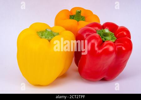 Stillleben von rot-orange und gelb Bell Peppers (Capsicum annuum), Surrey, England, Vereinigtes Königreich Stockfoto