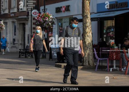 Staines-upon-Thames, Großbritannien. September 2020. Käufer tragen Gesichtsbezüge, um die Ausbreitung des Coronavirus zu verhindern. Das Borough of Spelthorne, zu dem Staines-upon-Thames zusammen mit Ashford, Sunbury-upon-Thames, Stanwell, Shepperton und Laleham gehört, wurde von der Regierung als Ôarea of concernÕ für COVID-19 deklariert, nachdem die Coronavirus-Infektionen deutlich gestiegen sind, was mit anderen Gebieten von Surrey unvereinbar ist. Kredit: Mark Kerrison/Alamy Live Nachrichten Stockfoto