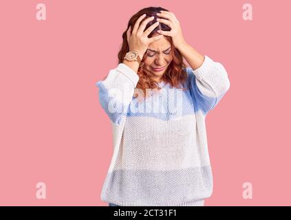 Junge lateinische Frau trägt Casual Kleidung leiden unter Kopfschmerzen verzweifelt und gestresst, weil Schmerzen und Migräne. Hände auf dem Kopf. Stockfoto