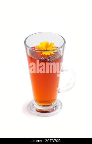 Glas Kräutertee mit Ringelblume und Ysop isoliert auf weißem Hintergrund. Morninig, Frühling, gesundes Getränkekonzept. Seitenansicht, Nahaufnahme. Stockfoto