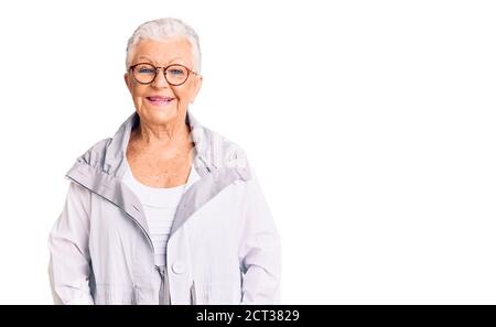 Ältere schöne Frau mit blauen Augen und grauen Haaren tragen lässige Kleidung und Brille mit einem glücklichen und kühlen Lächeln im Gesicht. Glückliche Person. Stockfoto