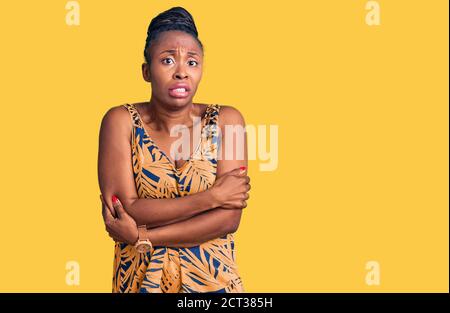 Junge afroamerikanische Frau trägt Freizeitkleidung schütteln und frieren Für Winterkälte mit trauriger und schockiger Gesichtsausdruck Stockfoto