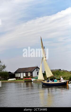 Traditionelle Gaff manipuliert Segelboot auf Fluss Thurne, Martham norfolk england Stockfoto