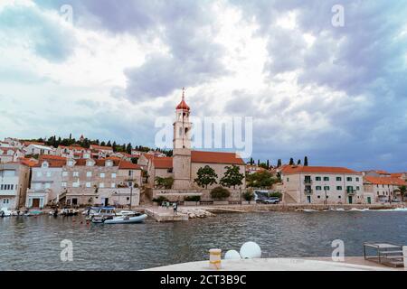 Böschung der Stadt Sutivan auf der Insel Brac, Kroatien. Stockfoto