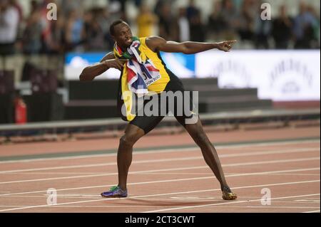 Usain Bolt macht „The Bolt“ zum letzten Mal Nach dem 3. Platz im Finale der 100 Meter Leichtathletik-Weltmeisterschaften 2017 Das London Stadi Stockfoto