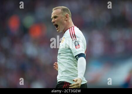 WAYNE ROONEY FEIERT DIE EINRICHTUNG MANN UTD AUSGLEICH ZIEL 1-1. Crystal Palace gegen Manchester United FA Cup Finale. BILD : © MARK PAIN / ALAMY Stockfoto