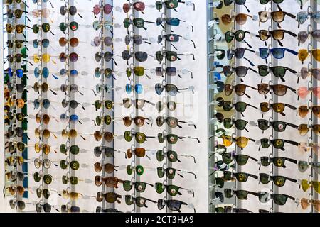 Sevilla, Spanien - 18. September 2020: Ray-Ban Sonnenbrillen-Display zum Verkauf im Inneren der Lagoh Sevilla Einkaufszentrum in Sevilla (Centro Comercial Lagoh S Stockfoto