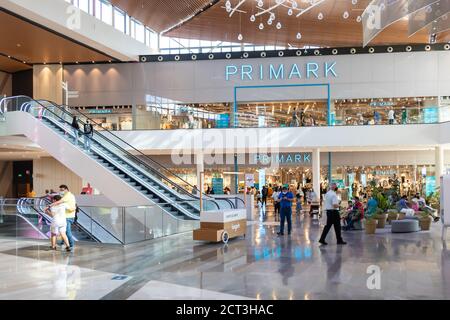 Sevilla, Spanien - 18. September 2020: Primark Laden im Lagoh Sevilla Einkaufszentrum in (Centro Comercial Lagoh). Primark ist ein irisches Kleidungsstück Stockfoto