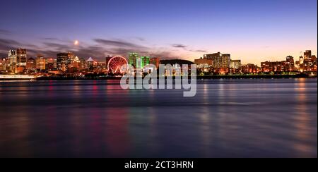 Die Skyline von Montreal spiegelt sich in der Abenddämmerung im St. Lawrence River wider Stockfoto