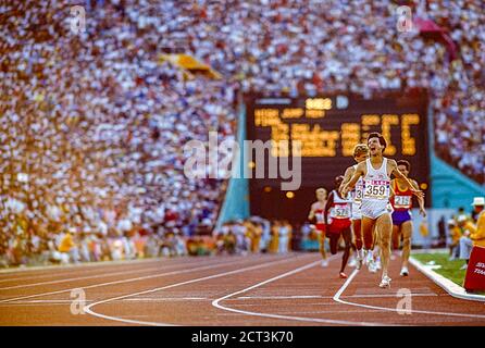 SEB Coe (GBR) siegt über 1500 m gegen Steve Cram (GBR) Für die Goldmedaille bei den Olympischen Sommerspielen 1984 Olympic Stockfoto