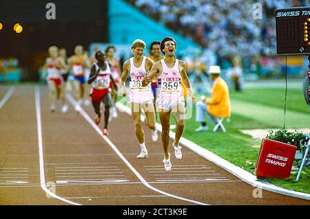 SEB Coe (GBR) siegt über 1500 m gegen Steve Cram (GBR) Für die Goldmedaille bei den Olympischen Sommerspielen 1984 Olympic Stockfoto