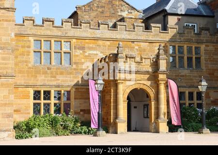 Historische Fassade des Delapre Abbey Gebäudes, Haupteingang außen, Northampton, Großbritannien Stockfoto