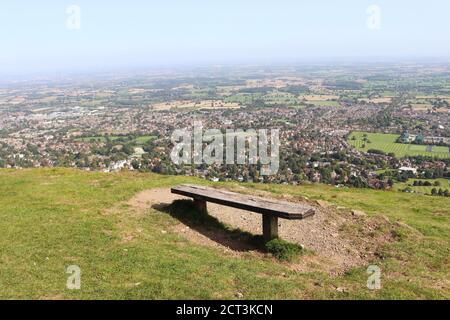 Panoramablick auf Great Malvern von Worcestershire Beacon wich Holzbank in der Aufnahme, Großbritannien Stockfoto