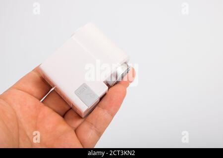 Pranburi, Thailand - 15. September 2020: Ein weißer Xiaomi Xiaoda automatischer Wassersparer auf der Hand mit weißem Hintergrund. Stockfoto