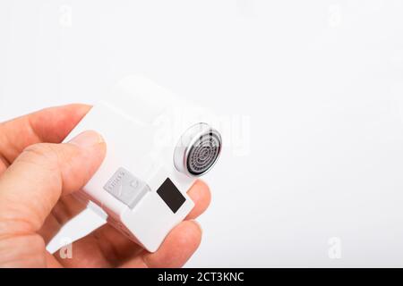 Pranburi, Thailand - 15. September 2020: Ein weißer Xiaomi Xiaoda automatischer Wassersparer auf der Hand mit weißem Hintergrund. Stockfoto