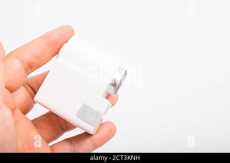 Pranburi, Thailand - 15. September 2020: Ein weißer Xiaomi Xiaoda automatischer Wassersparer auf der Hand mit weißem Hintergrund. Stockfoto