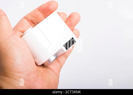 Pranburi, Thailand - 15. September 2020: Ein weißer Xiaomi Xiaoda automatischer Wassersparer auf der Hand mit weißem Hintergrund. Stockfoto