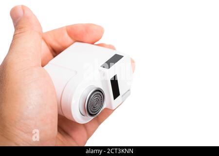 Pranburi, Thailand - 15. September 2020: Ein weißer Xiaomi Xiaoda automatischer Wassersparer auf der Hand mit weißem Hintergrund. Stockfoto