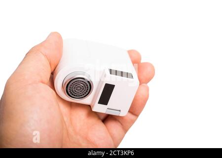 Pranburi, Thailand - 15. September 2020: Ein weißer Xiaomi Xiaoda automatischer Wassersparer auf der Hand mit weißem Hintergrund. Stockfoto