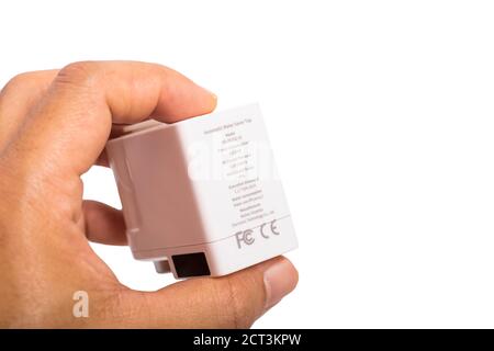 Pranburi, Thailand - 15. September 2020: Ein weißer Xiaomi Xiaoda automatischer Wassersparer auf der Hand mit weißem Hintergrund. Stockfoto