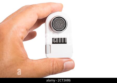 Pranburi, Thailand - 15. September 2020: Ein weißer Xiaomi Xiaoda automatischer Wassersparer auf der Hand mit weißem Hintergrund. Stockfoto