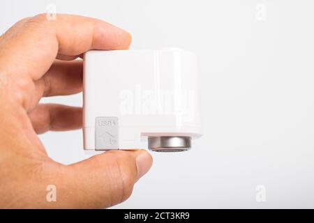 Pranburi, Thailand - 15. September 2020: Ein weißer Xiaomi Xiaoda automatischer Wassersparer auf der Hand mit weißem Hintergrund. Stockfoto