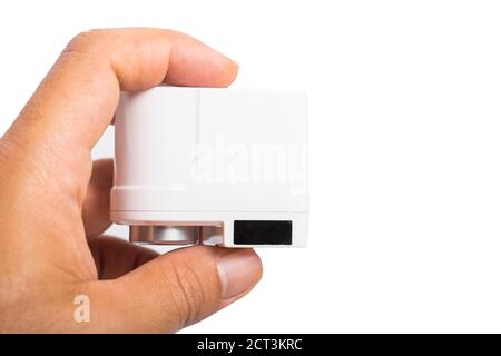 Pranburi, Thailand - 15. September 2020: Ein weißer Xiaomi Xiaoda automatischer Wassersparer auf der Hand mit weißem Hintergrund. Stockfoto