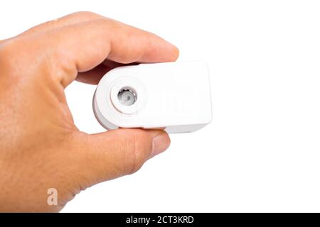 Pranburi, Thailand - 15. September 2020: Ein weißer Xiaomi Xiaoda automatischer Wassersparer auf der Hand mit weißem Hintergrund. Stockfoto